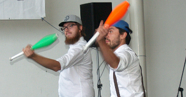 pokaz żonglerski Fundacji Sztukmistrze podczas festiwali "Calineczka" na tarasie MCK 20.08.20017