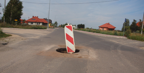 niebezpieczna dziura na ul. Wiejskiej w Płońsku