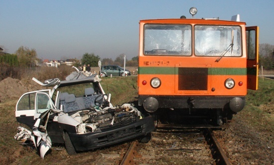 Urazy głowy i złamania – skutki wypadku na przejeździe kolejowym Kliknięcie w obrazek spowoduje wyświetlenie jego powiększenia
