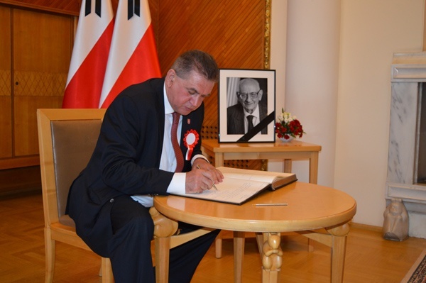 Burmistrz pożegnał Władysława Bartoszewskiego Kliknięcie w obrazek spowoduje wyświetlenie jego powiększenia