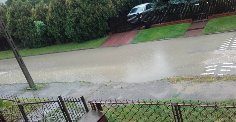 Podczas deszczu osiedlową ulicą płynie „rzeka” Kliknięcie w obrazek spowoduje wyświetlenie jego powiększenia