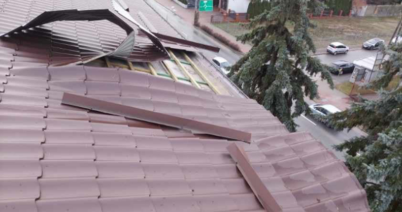 Wiatr uszkodził dach płońskiego liceum przy ul. Płockiej Kliknięcie w obrazek spowoduje wyświetlenie jego powiększenia